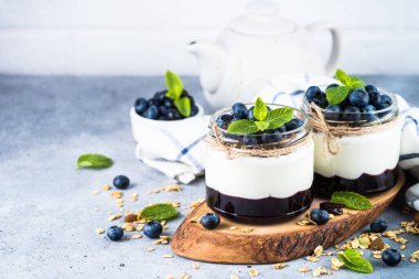 Yabanmersinli parfe, granola ve reçel iki cam kavanozda. Sağlıklı tatlı ya da atıştırmalık.