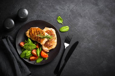 Taze salatalı et bifteği. Siyah tabloda en üstteki resim.