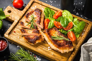 Tahtada servis edilen taze salatalı et biftekleri. Keto diyet yemeği. Kapat.