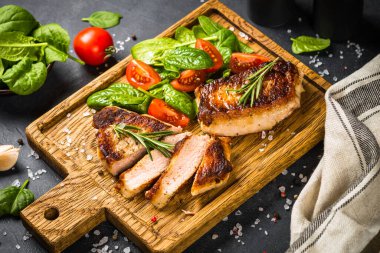 Tahtada servis edilen taze salatalı et biftekleri. Keto diyet yemeği. Kapat.