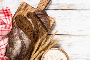 Beyaz mutfak masasında taze çavdar ekmeği..