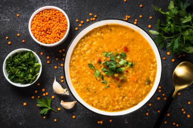 Siyah taş masada mercimek çorbası. Geleneksel Türk ya da Arap sebze çorbası. Vejetaryen yemeği. En üst görüntü.