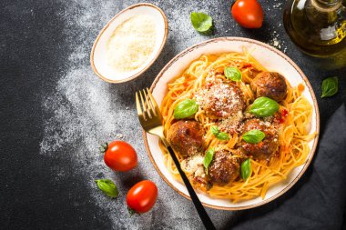 Domates soslu köfte, fesleğen ve parmesanlı makarna. Kopyalama alanı olan üst görünüm.