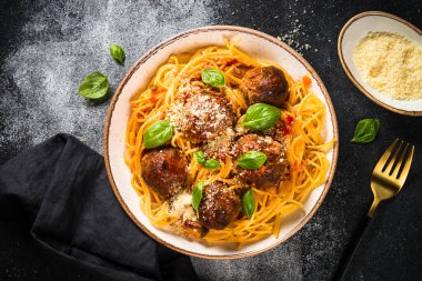 Domates soslu köfte, fesleğen ve parmesanlı makarna. Kopyalama alanı olan üst görünüm.