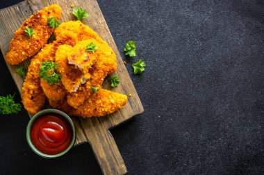 Siyaha ketçap soslu tavuk nugget. Metin için boşluk olan üst görünüm,