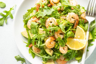 Beyaz roka ve avokado ile karides salatası. Kapat..