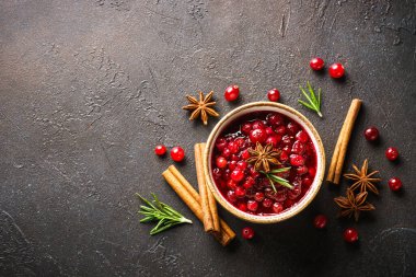 Baharatlı yaban mersini sosu. Kopyalama alanı olan siyah arkaplanda üst görünüm.