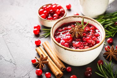 Baharatlı ve otlu yaban mersini sosu..