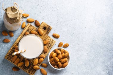 Sütsüz süt, badem sütü ve fındık. Taş masadaki üst görünüm.