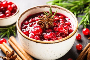 Baharatlı yaban mersini sosu. Kapat..