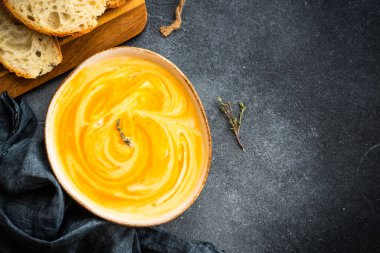 Siyah taş masada kremalı balkabağı çorbası. Sağlıklı beslenme. Kopyalama alanı olan üst görünüm.