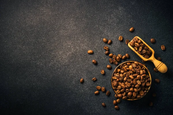 Geroosterde Koffiebonen Donkere Achtergrond Bovenaanzicht Met Kopieerruimte — Stockfoto