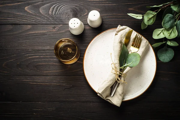 Table Setting Dark Wooden Table White Plate Cutlery Glass Eucaliptus — Stock Photo, Image
