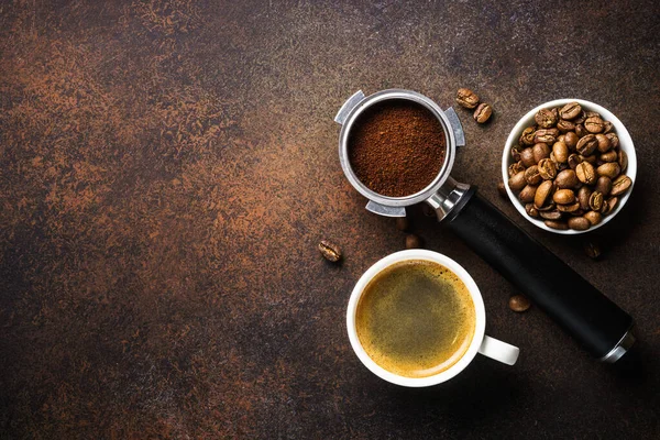 Cup Coffee Roasted Coffee Beans Filter Holder Dark Table Flat — Fotografia de Stock