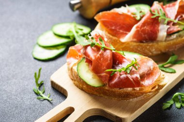 Aperatif crostini, krem peynirli sandviç, jambon, salatalık ve roka..