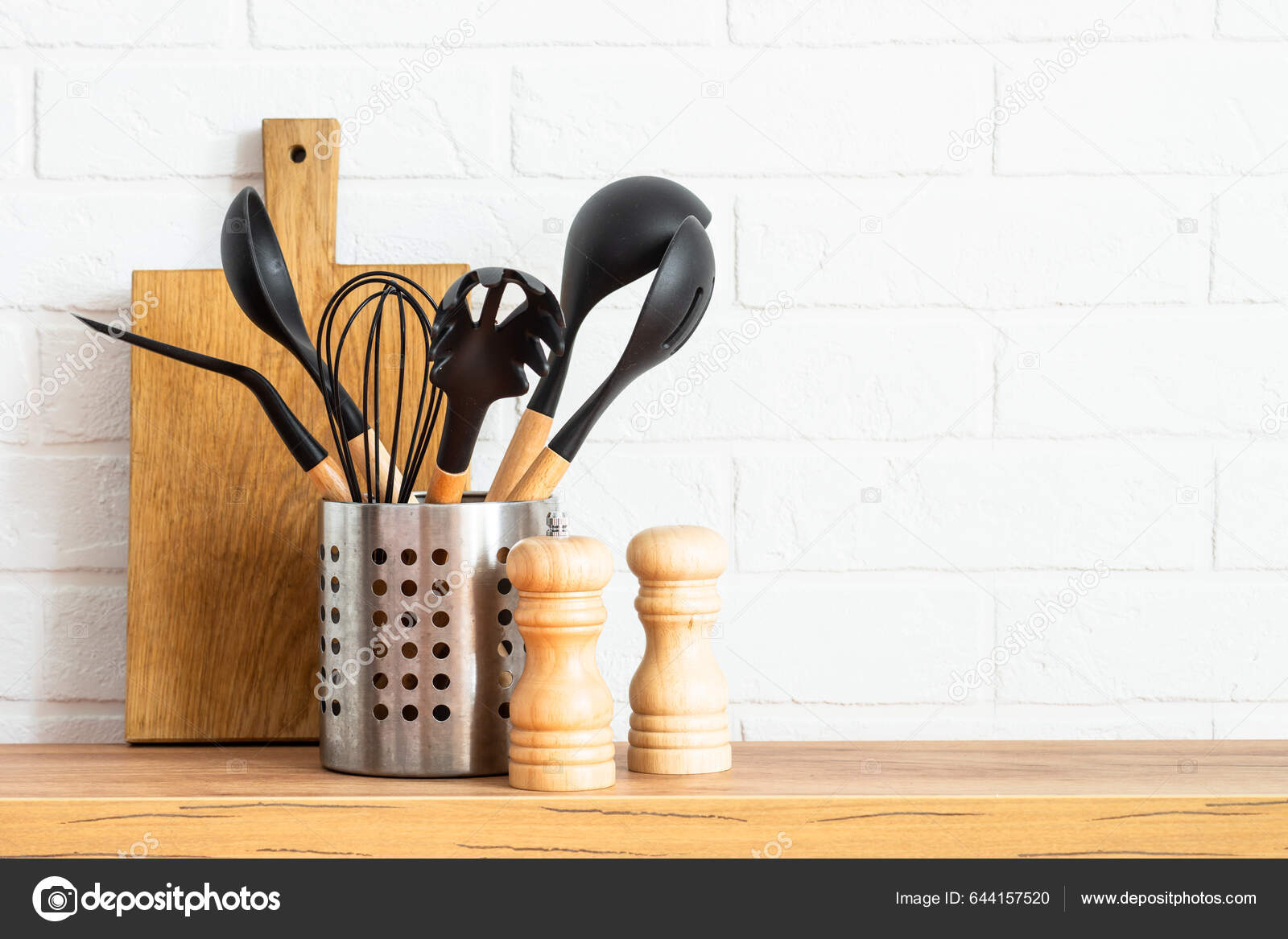 https://st5.depositphotos.com/1558912/64415/i/1600/depositphotos_644157520-stock-photo-kitchen-utensils-cooking-tools-wooden.jpg