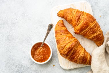 Taş masa manzaralı kesme tahtasında reçelli kruvasan. Geleneksel aperatif.