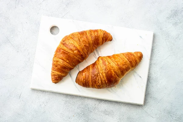 Croissant Tabla Cortar Vista Superior Mesa Blanca Panadería Francesa — Foto de Stock