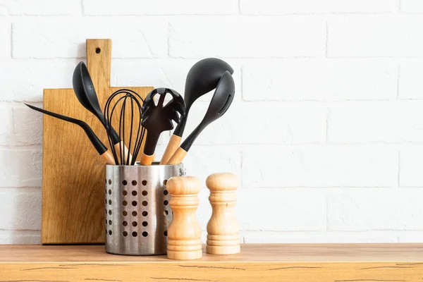 厨房用具 白色现代厨房内部配有木制切板 油和振动筛的烹调工具 — 图库照片