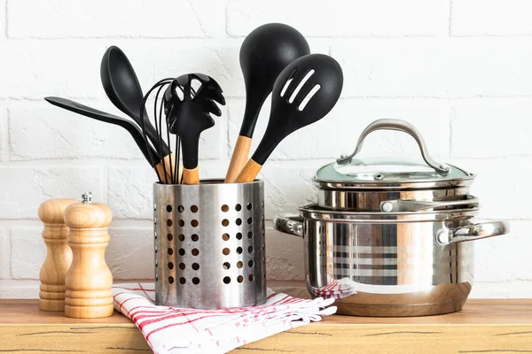 Moderne Küche Mit Holztisch Küchenutensilien Kochtöpfen Und Anderem Weißer Hintergrund — Stockfoto