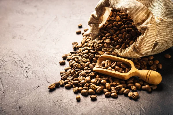 Rostade Kaffebönor Påse Vid Mörk Bakgrund — Stockfoto