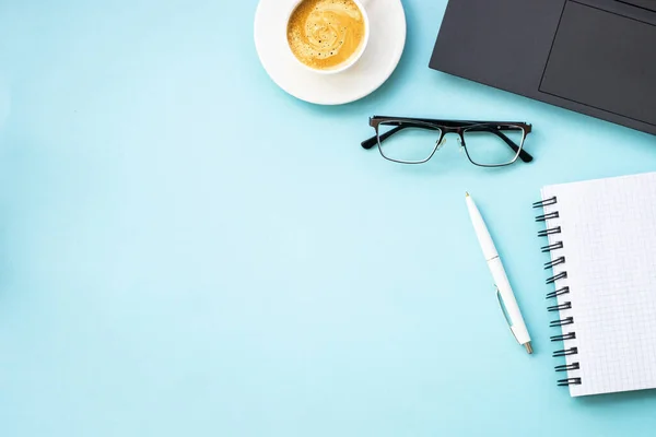Kantoortafel Met Laptop Notitieblok Pen Kopje Koffie Vlak Blauw Met — Stockfoto
