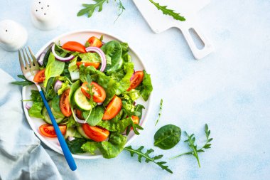 Yapraklı ve sebzeli yeşil salata. Üstteki görünüm mavi.