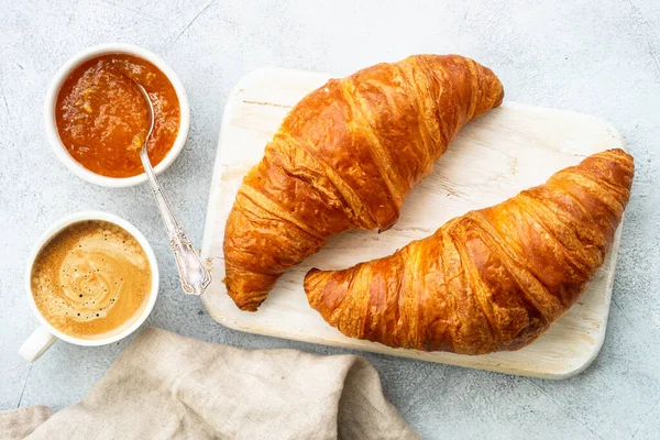 Croissant Mit Marmelade Und Kaffee Tisch Aus Weißem Stein Traditioneller — Stockfoto