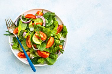 Yapraklı ve sebzeli yeşil salata. Üstteki görünüm mavi.