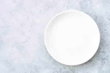 Işık taşı masada beyaz tabak. Boş tabak. Düz görünüm.
