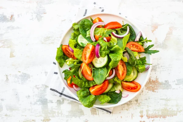 Świeża Zielona Sałatka Liśćmi Warzywami Arugula Szpinak Pomidory Cebula — Zdjęcie stockowe