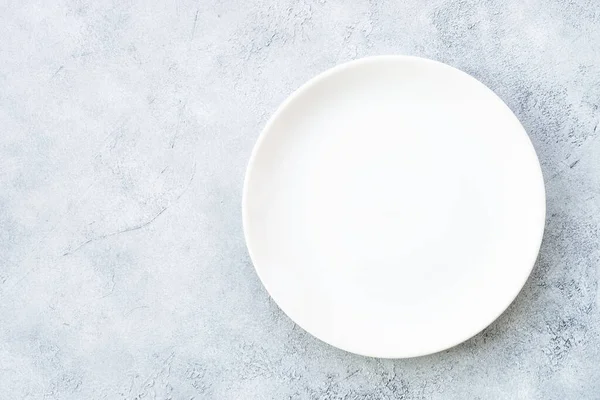 ライトストーンテーブルのホワイトプレート 空の皿だ 平置き画像 — ストック写真