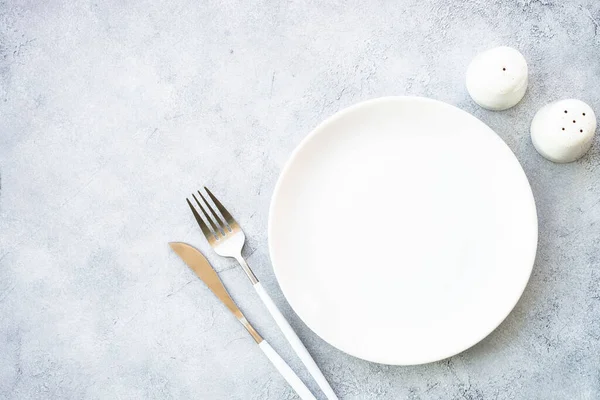 White Plate Modern Cutlery Stone Table Table Setting Flat Lay — Stock Photo, Image
