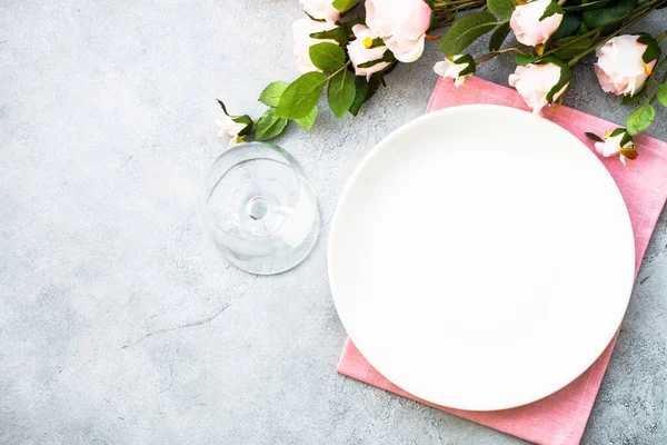 Table Festive Avec Assiette Blanche Fleurs Roses Décor Table Pour — Photo
