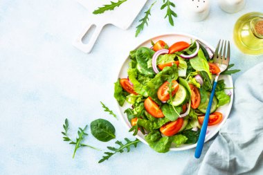 Taze yapraklı ve sebzeli yeşil salata. Üstteki görünüm mavi.