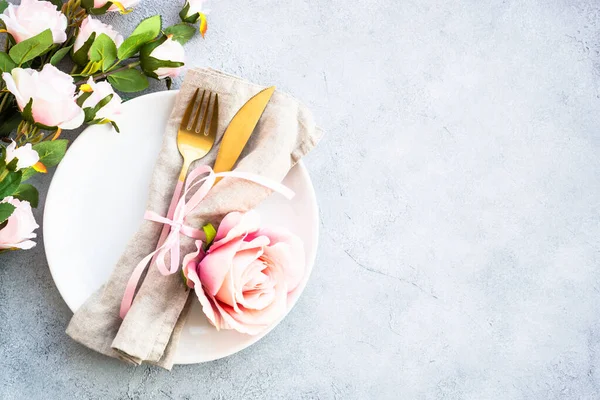 Table Appoint Table Fête Avec Assiette Blanche Couverts Modernes Fleurs — Photo