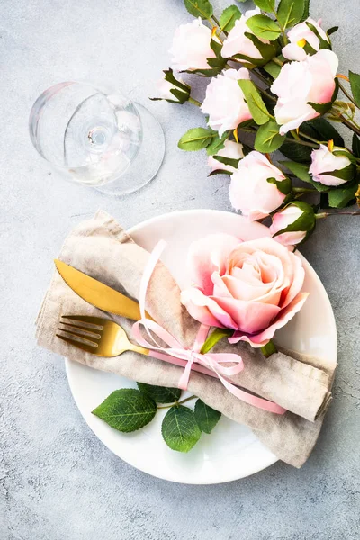 Faestive Table Setting White Plate Rose Flowers Table Decor Anniversary — Stock Photo, Image