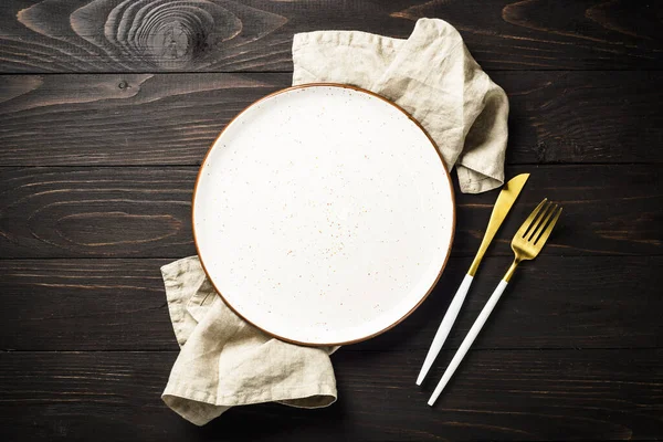 Λευκό Πιάτο Πολυτελή Σουβλάκια Σκούρο Ξύλινο Τραπέζι Κάτοψη Χώρο Αντιγραφής — Φωτογραφία Αρχείου