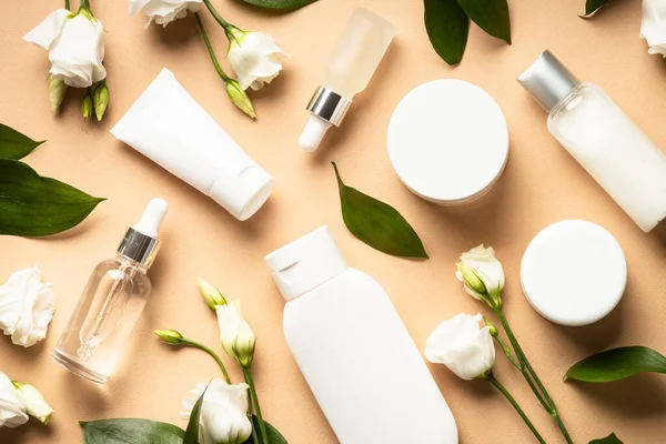 Natural Cosmetic Products Cream Serum Tonic Green Leaves Flowers Skin — Fotografie, imagine de stoc