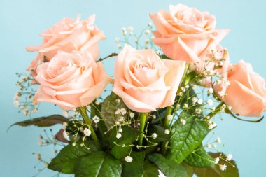 Mavi arka planda pembe gül buketi. Gül çiçeklerini kapat. Metin için boşluk içeren tebrik kartı.