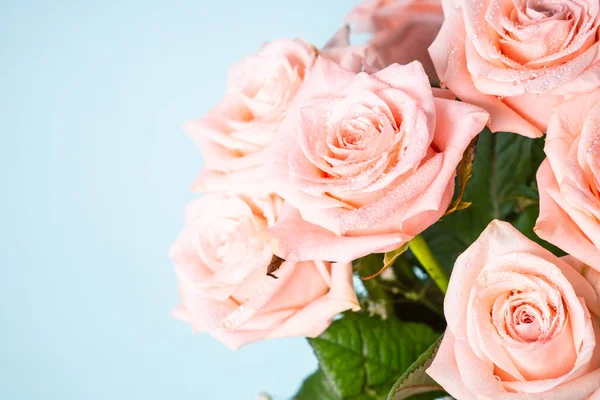 Rosafarbener Blumenstrauß Vor Blauem Hintergrund Grußkarte Mit Platz Für Text — Stockfoto