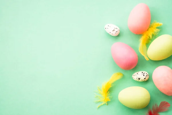 Velikonoční Vajíčka Zeleném Pozadí Plochý Obrázek Kopírovacím Prostorem — Stock fotografie