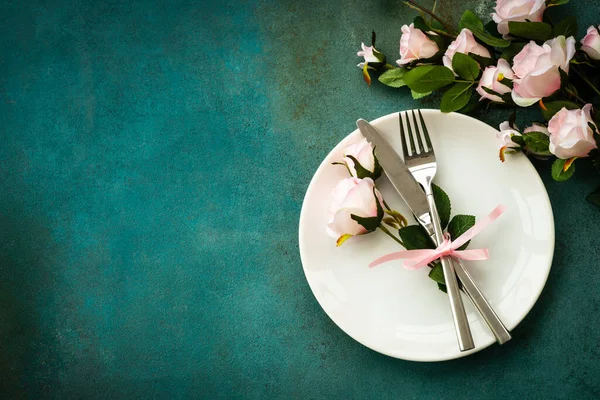 Table Printemps Assiette Blanche Avec Couverts Fleurs Vue Supérieure Avec — Photo