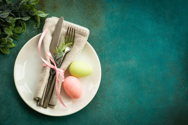 Πασχαλινό Τραπέζι Πασχαλινό Φαγητό Λευκό Πιάτο Μαχαιροπίρουνα Αυγά Ανοιξιάτικα Λουλούδια — Φωτογραφία Αρχείου