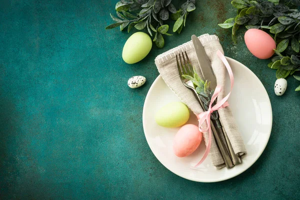 Pozadí Velikonočního Jídla Nastavení Pružinového Stolu Bílý Talíř Příbory Velikonoční — Stock fotografie