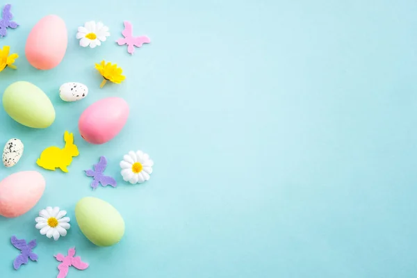 Osterhintergrund Auf Blau Eier Kaninchen Frühlingsblumen Und Schmetterling Wohnung Lag — Stockfoto