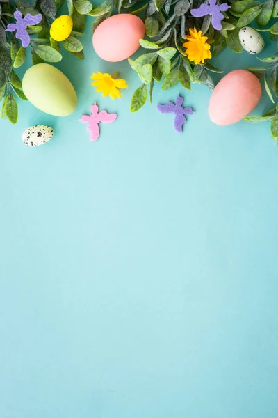 Frühling Oder Ostern Hintergrund Auf Blau Eier Frühlingsblätter Blumen Und — Stockfoto