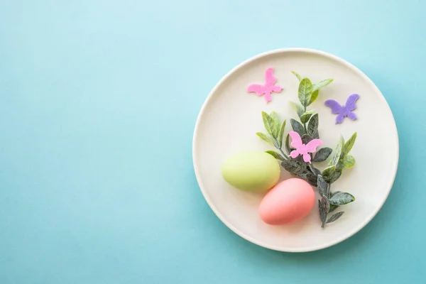 Πασχαλινή Ρύθμιση Τραπεζιού Λευκό Πιάτο Αυγά Και Πράσινο Κλαδί Κάτοψη — Φωτογραφία Αρχείου