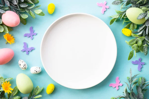 Ostern Tisch Decken Ostern Essen Hintergrund Weißer Teller Mit Eiern — Stockfoto