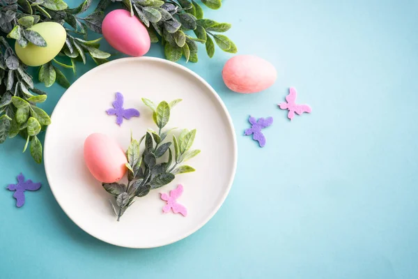 Πασχαλινό Τραπέζι Πασχαλινό Φαγητό Λευκό Πιάτο Αυγά Ανοιξιάτικα Λουλούδια Πράσινα — Φωτογραφία Αρχείου